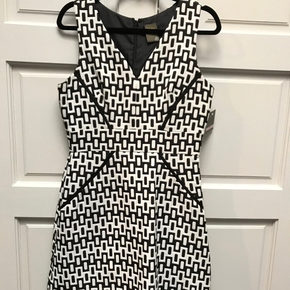 Taylor Black and white geometric size 6